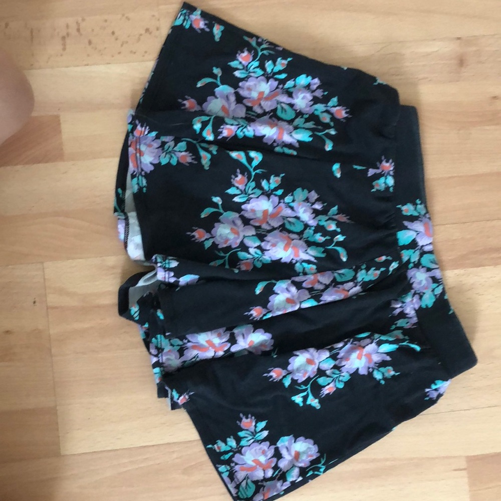 Skirt/shorts with flower pattern